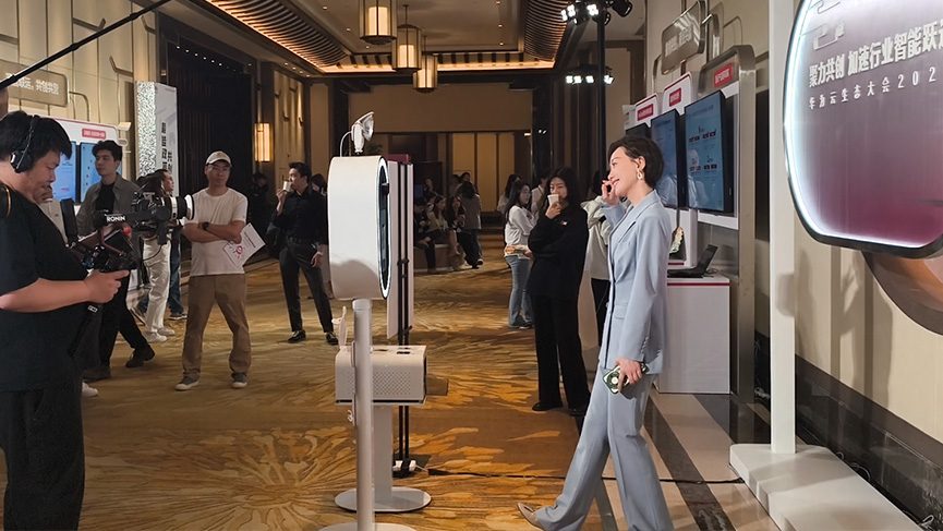 嘉宾体验拍照机 / Guest using the photo booth at the Huawei Cloud conference stand