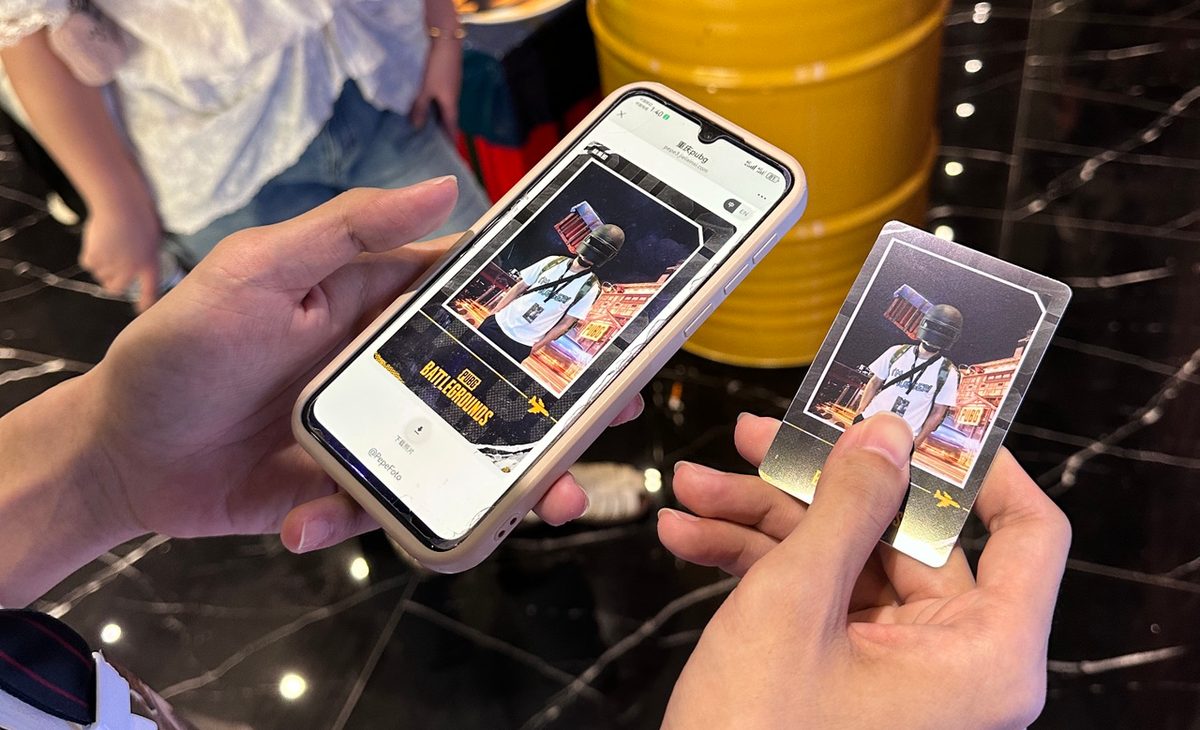 三级头怎么戴？我们用AI给你“焊”上去！ / Player comparing the original photo with the AI helmet version