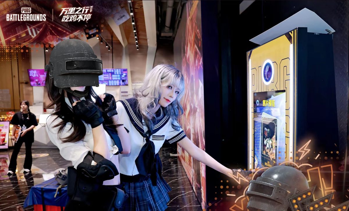 三级头怎么戴？我们用AI给你“焊”上去！ / Printed PUBG helmet photos handed out at the event