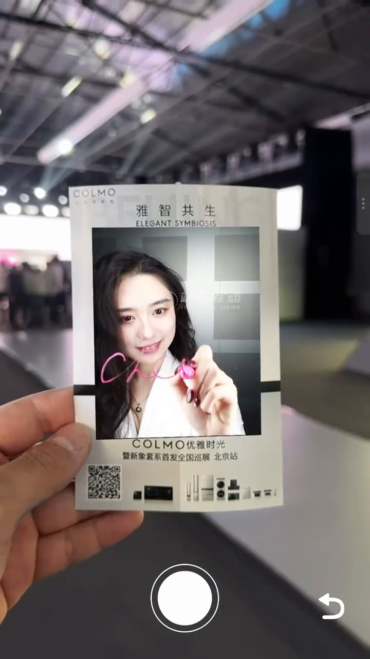 视频画面：通过手机查看带有签名动作的人像效果。 / Video frame: the portrait and signature movement are viewed on a phone.