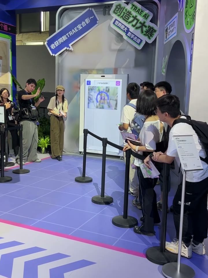 全息舱前排队 / Queueing at the booth