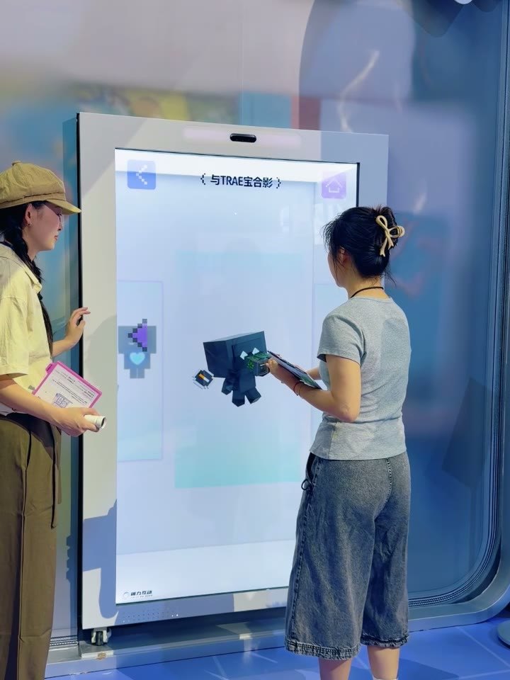嘉宾在舱前选角色 / A guest picking a character