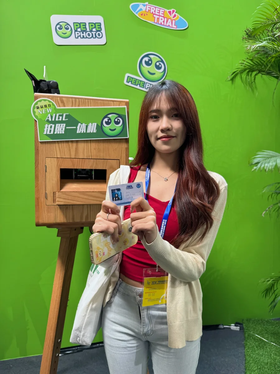 PEPE PHOTO 展会：嘉宾拍完拿到自己的卡片 / PEPE PHOTO expo: a visitor with the card she just made