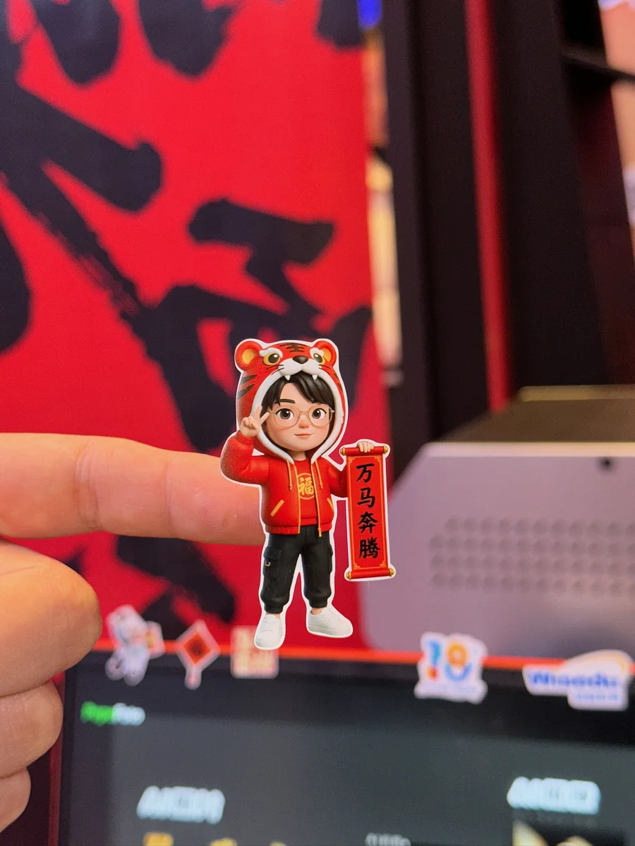 Wisedu 18 周年庆：嘉宾照片做成漫画风格的白边异形贴纸 / Wisedu 18th anniversary: a guest photo made into a comic-style die-cut sticker with a white outline